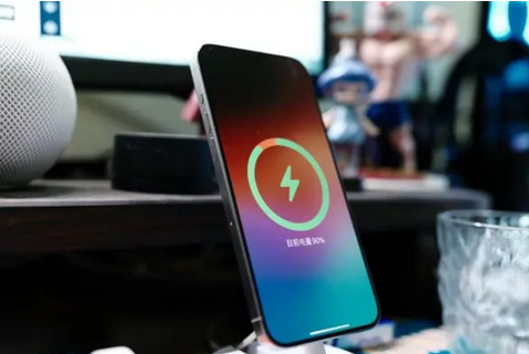上林苹果15换屏服务分享用什么充电器给iPhone15充电更好 